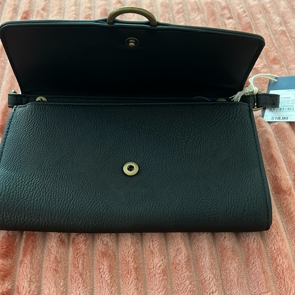 Side strap purse with multiple credit card pockets inside. - Picture 2 of 2